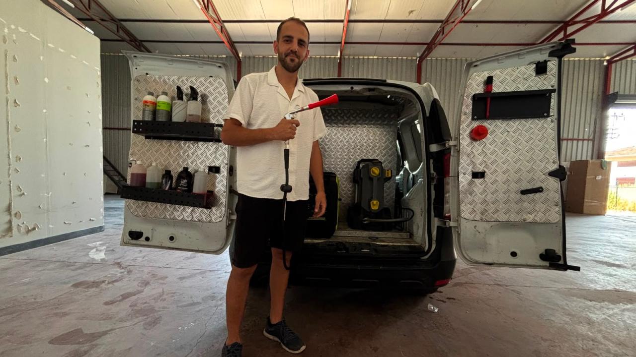 Sokak sokak gezip araçları ücretsiz yıkıyor