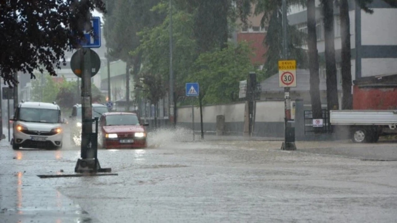 Meteoroloji’den kuvvetli yağış uyarısı: Su baskını ve sele dikkat