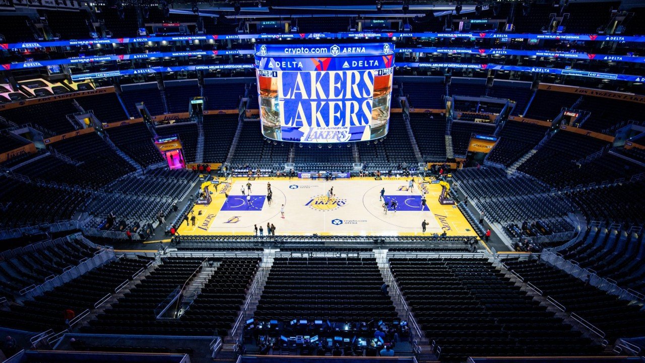 NBA tarihine geçecek satış: Lakers için anlaşma sağlandı