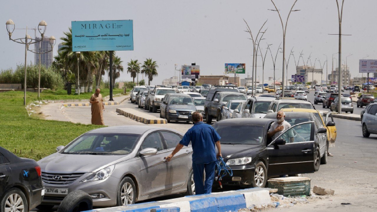 Petrol zengini Libya’da benzin krizi: İstasyonlarda kuyruklar yüzlerce metreyi buldu