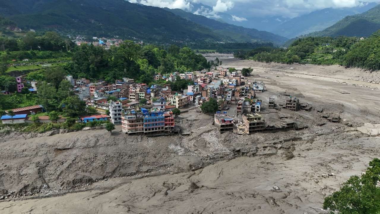 Nepal’den korkunç görüntüler: Yüzlerce kişi toprağa gömüldü
