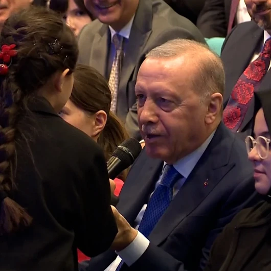 Cumhurbaşkanı Erdoğan çocuklarla türkü söyledi