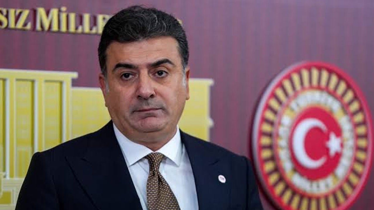 100 yıllık partiyi satanlara bak sen!  Ortada bir gaf yok CHP zaten kapatıldı
