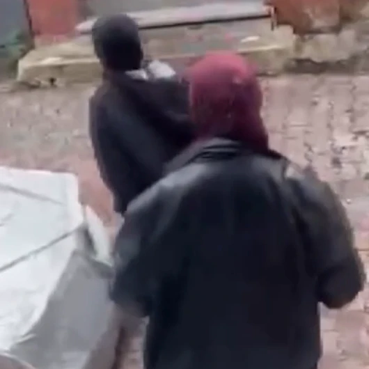 Girdikleri apartmanda kapıları yoklarken suçüstü yakalanan hırsızlar kaçarken çıkışı karıştırdı: O anlar kamerada