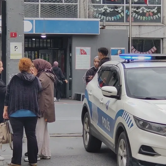 Bayrampaşa’da okul çevresinde denetim yapan polisler fark etti: Tabancayı çocuklara saklattılar