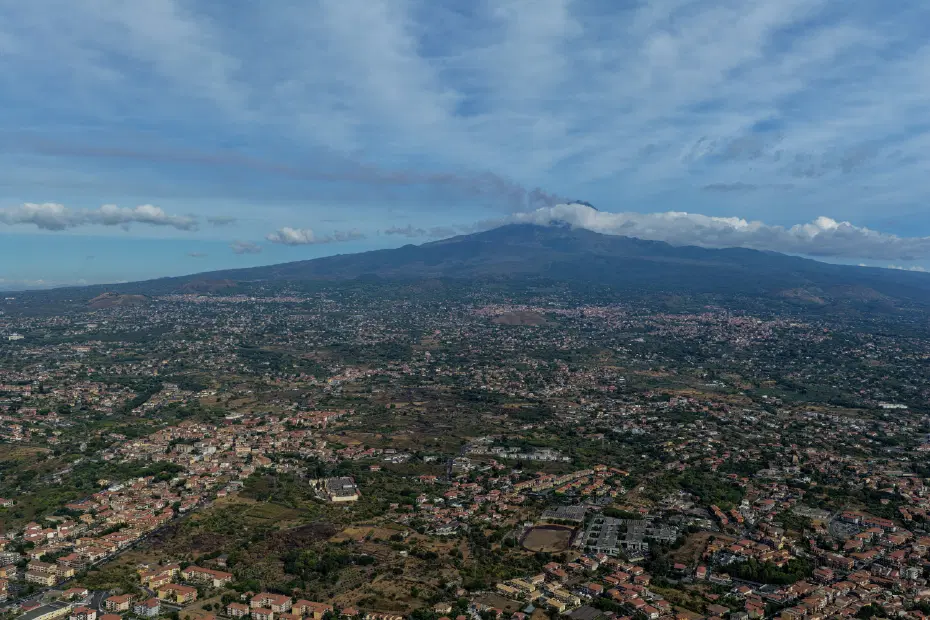 İtalya’da Etna Yanardağı kül püskürttü, hava sahası uçuşa kapatıldı