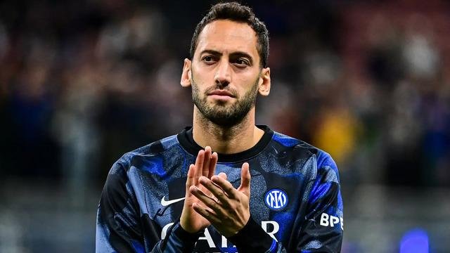 Hakan Çalhanoğlu’ndan sürpriz! Ezeli rakip devreye girdi