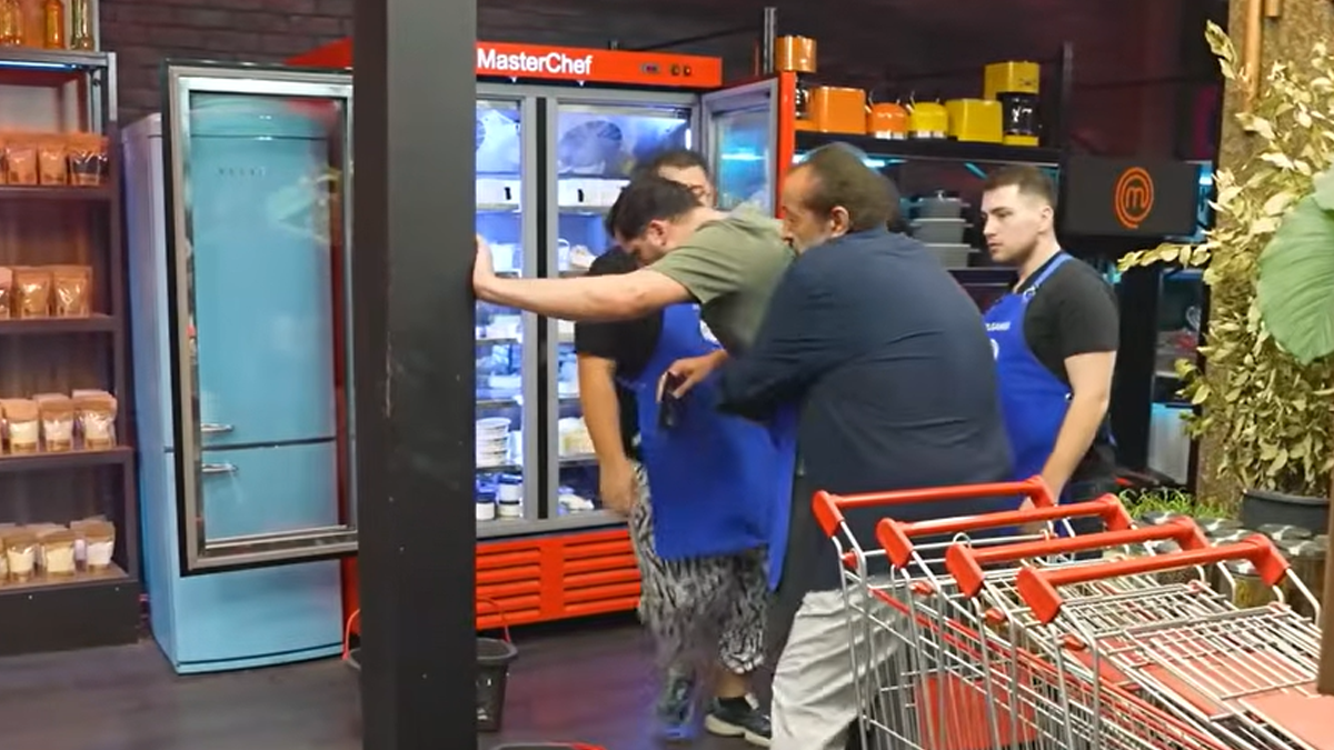 MasterChef Emre’nin boğazına yemek kaçtı! Mehmet Şef Heimlich manevrası yaptı