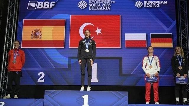 Bakan Bak’tan milli boksörlere tebrik mesajı