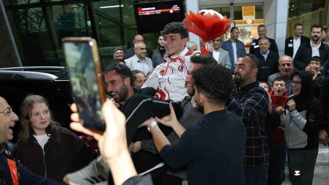 İsrailli rakibini yenerek dünya şampiyonu olan milli sporcuya coşkulu karşılama