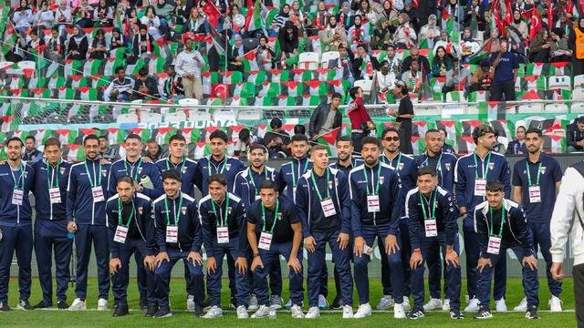 Konyaspor-Filistin maçı öncesi dikkat çeken koreografi! “Çocuklar uyurken sessiz olunur, ölürken değil”