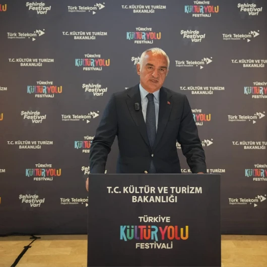 Bakan Ersoy’dan Filistin için sesini yükselten sanatçılara destek