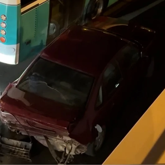 Kayseri’de polisten örnek refleks: Kapanan alt geçidi hasarlı araçları iterek açtılar