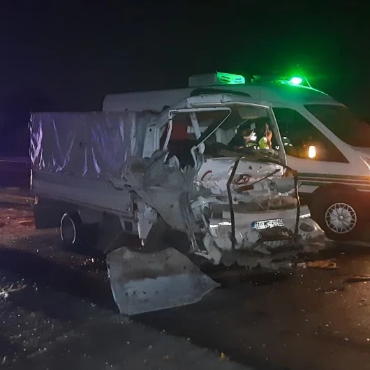 Adana’da kamyonet tıra çarptı: İki kişi hayatını kaybetti