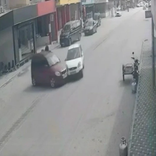 Osmaniye’de iki otomobilin çarpıştığı kaza kamerada: 2 yaralı