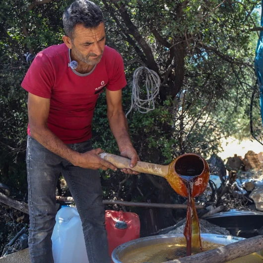 Bir ay boyunca gece gündüz ateşi söndürmeden yapıyorlar: Odun ateşinde beyaz toprakla pişiriliyor