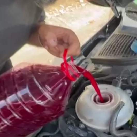 Oto tamircisi otobanda çaresiz kalınca hararet yapan aracının radyatörüne şalgam suyu doldurdu