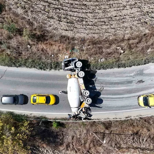 Arnavutköy’de virajı alamayan beton mikseri dehşet saçtı