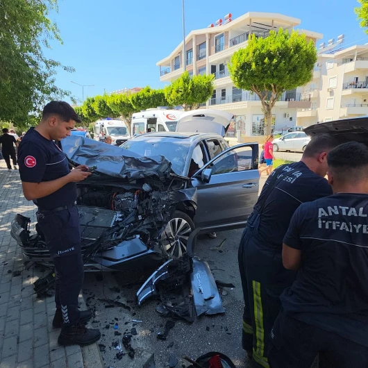 Karşı yönlerden gelen otomobille kamyonet çarpıştı: Yaralılar var
