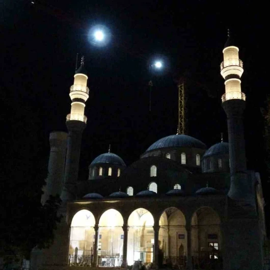 6 Şubat depreminde yıkılmıştı: Malatya’nın simgesi Yeni Cami’nin ışıkları yıllar sonra yeniden yandı