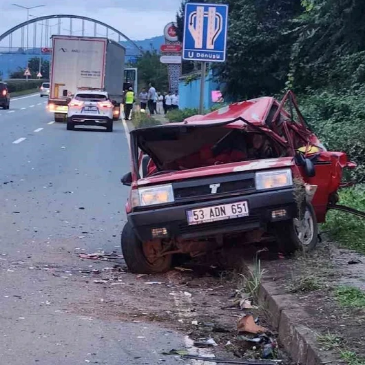 Rize’de tır arızalanan otomobile çarptı: Biri ağır iki kişi yaralandı