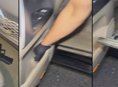 Küçükçekmece’de denetimde yakalandılar! Araçtan 2 ruhsatsız tabanca ve çakar çıktı