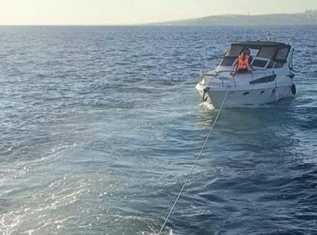Beylikdüzü açıklarında arızalanıp sürüklenen teknedeki 3 kişi böyle kurtarıldı