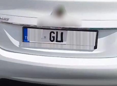 Plakadaki tek harfi siyah bantla değiştirdi! Sürücüye 140 bin TL ceza kesildi
