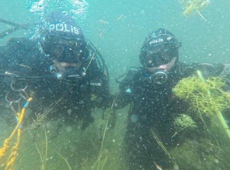 Kurbağa Adamlar’dan denizde hayati uyarı: ‘Boğulma sandığınız gibi olmuyor, plastik şişe bile hayat kurtarabilir’