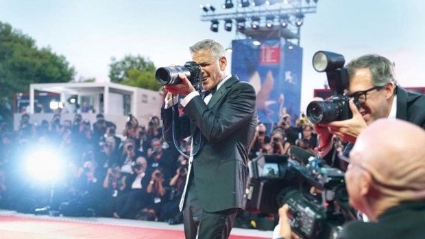 Sen ödülü tut ben fotoğraf çekeyim