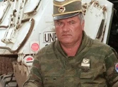 Sırbistan’da skandal! Soykırım suçlusu ‘Bosna Kasabı’nın cenazesini askeri törenle karşıladılar