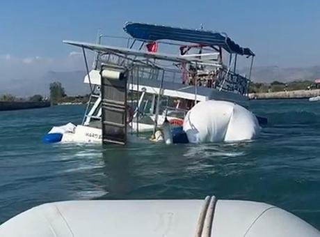 Peş peşe deniz kazalarının ardından Antalya’da korkutan olay! Batma tehlikesi geçiren tekne kıyıya çekildi