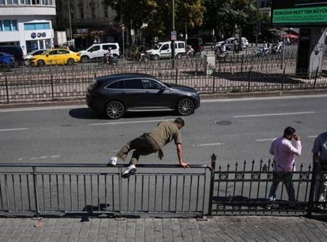 Karaköy’de karşıdan karşıya geçmek yayaların 100 metrelik sınavı! Alt geçidi bulamayan bariyerin sonunu arıyor
