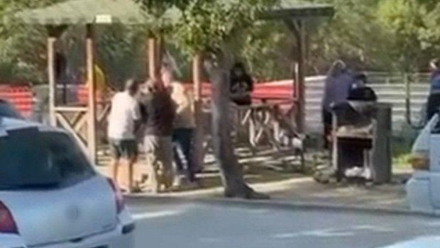 Bursa’da piknik parkında iki ailenin tekme tokat kavgası kamerada