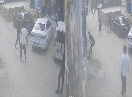 Araya giren genç bıçaklı saldırıya uğradı! Saldırgan sevgilisiyle kayıplara karıştı… Dehşet anı kamerada