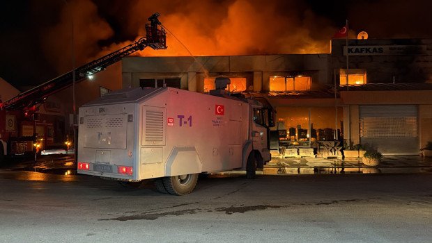 Eskişehir’deki korkutan yangın! TOMA da itfaiyeye destek verdi
