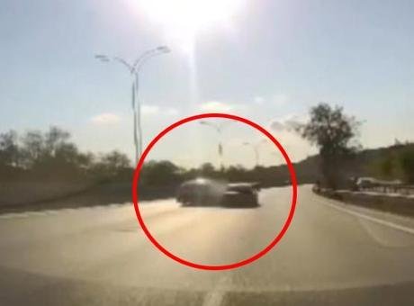 Pendik’te iki otomobilin çarpışması kamerada