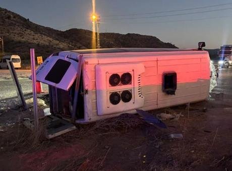 Kırıkkale’de işçi servisi otomobille çarpışıp devrildi! 14 yaralı