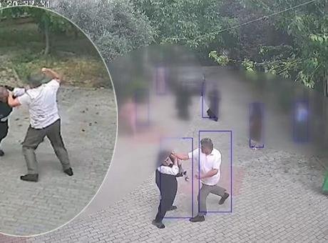İmam ve müezzinin yardım parası kavgası! Cami önünde tekme tokat birbirlerine girdiler