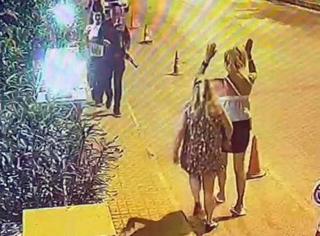 Antalya’da şaşkına çeviren görüntü! Oyuncak tüfekle dolaşan kişi gözaltına alındı