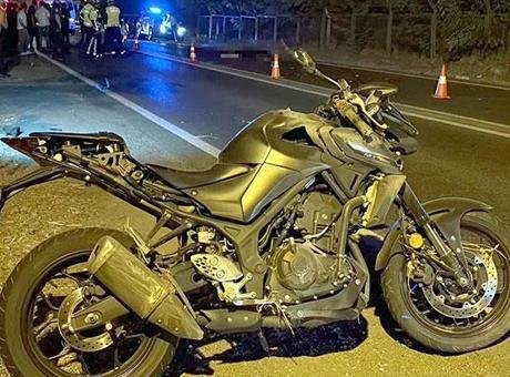 Devrilen motosikletten midibüsün altına savrulan sürücü hayatını kaybetti