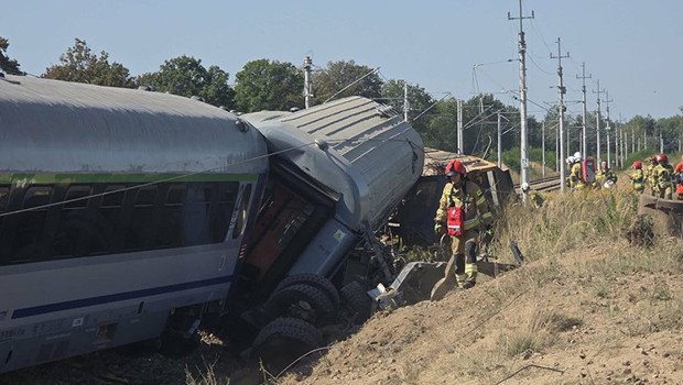 Polonya’da korkunç kaza: Tren ile kamyon çarpıştı