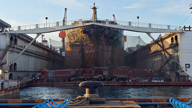 Çin’deki limanda felaket! Kargo gemisi yandı: 25 ölü