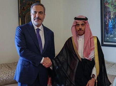 Dışişleri Bakanı Hakan Fidan, Suudi mevkidaşı ile Suudi Arabistan’ı hedef alan son saldırıları görüştü