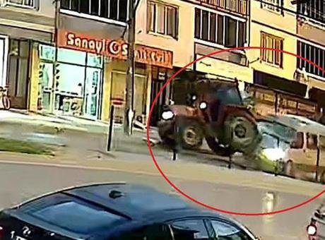 Tarım işçilerini taşıyan minibüs, park halindeki traktöre çarptı! 10 kişinin yaralandığı kaza kamerada