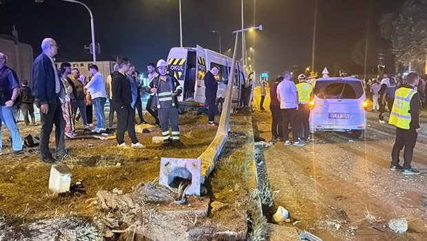 Düğünden dönen minibüs ile hafif ticari araç çarpıştı: 21 yaralı