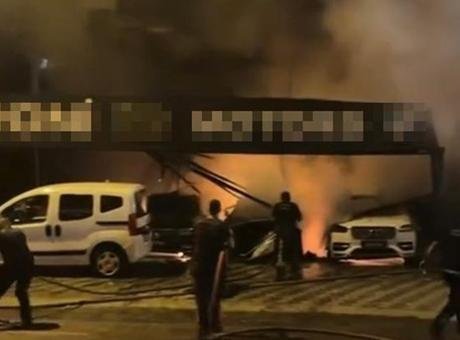 Antalya’da gece yarısı korkutan yangın! Oto galeride başladı, 3 katlı apartmana sıçradı