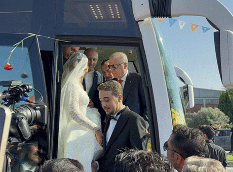 Cumhurbaşkanı Erdoğan, genç çifti otobüsüne davet etti