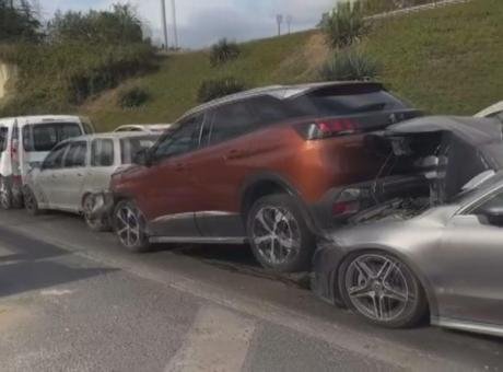 Esenler’de TEM Metris Bağlantı Yolu’nda zincirleme kaza! 6 araç birbirine girdi