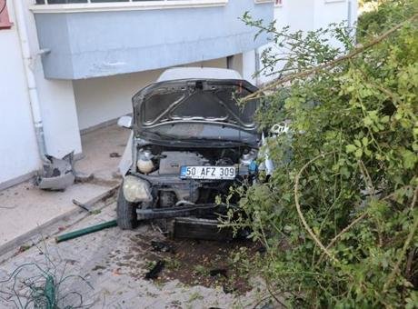 Nevşehir’de korkutan kaza! Kontrolden çıkan otomobil apartman bahçesine uçtu